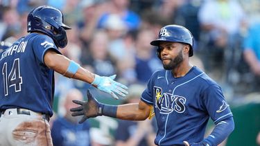 Cedric Mullins (derecha), de los Rays de Tampa Bay, celebra con Chandler Simpson (14) tras conectar un jonrón de dos carreras durante la quinta entrada de un partido de béisbol contra los Reales de Kansas City, el jueves 2 de julio de 2026, en Kansas City, Misuri. (Foto AP/Charlie Riedel)