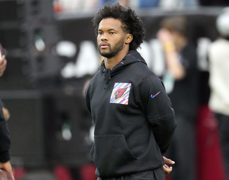 ARCHIVO- Kyler Murray, quarterback de los Cardinals de Arizona, es visto en el campo de juego previo a un partido de la NFL entre su equipo y los Bengals de Cincinnati, el 8 de octubre de 2023, en Glendale, Arizona. Los Cardinals esperan el regreso a la actividad de Murray después de sufrir una lesión en la rodilla que terminó de forma prematura su temporada en 2022. (AP Foto/Ross D. Franklin, Archivo)