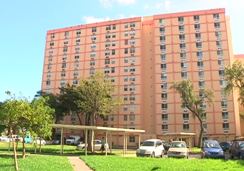 ancianos con viviendas en mal estado.png