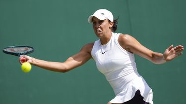 La estadounidense Madison Keys con un derechazo en el encuentro de segunda ronda ante la china Yafan Wang en Wimbledon el jueves 4 de julio del 2024. (AP Foto/Alberto Pezzali)