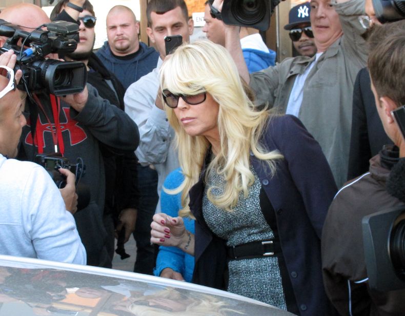 Dina Lohan sale de un tribunal en Hempstead, Nueva York, el 24 de septiembre del 2013, tras declararse culpable de manejar ebria y a alta velocidad. La madre de la actriz Lindsay Lohan no ir&aacute; a la c&aacute;rcel. Un juez le orden&oacute; el martes 3