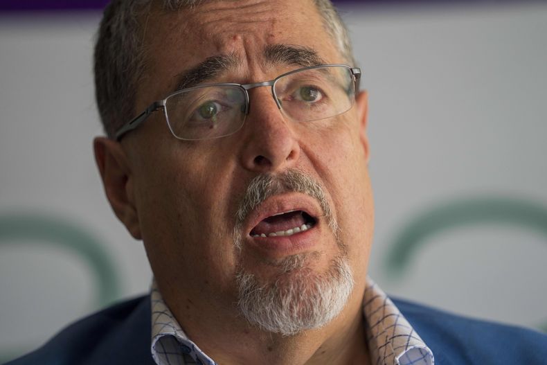 Bernardo Arévalo, candidato presidencial del Movimiento Semilla, da una entrevista en la Ciudad de Guatemala, el martes 27 de junio de 2023. (AP Foto/Moisés Castillo)