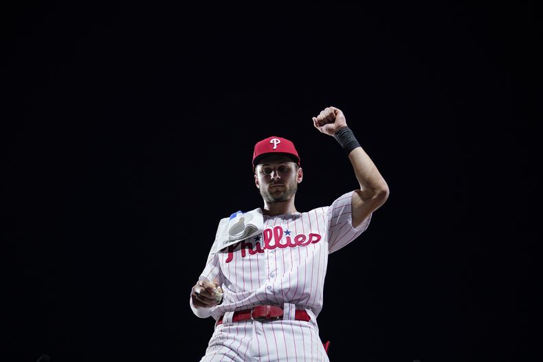 Trea Turner, de los Filis de Filadelfia, agradece al público tras la victoria del sábado 5 de agosto de 2023, ante los Reales de Kansas City (AP Foto/Matt Slocum)