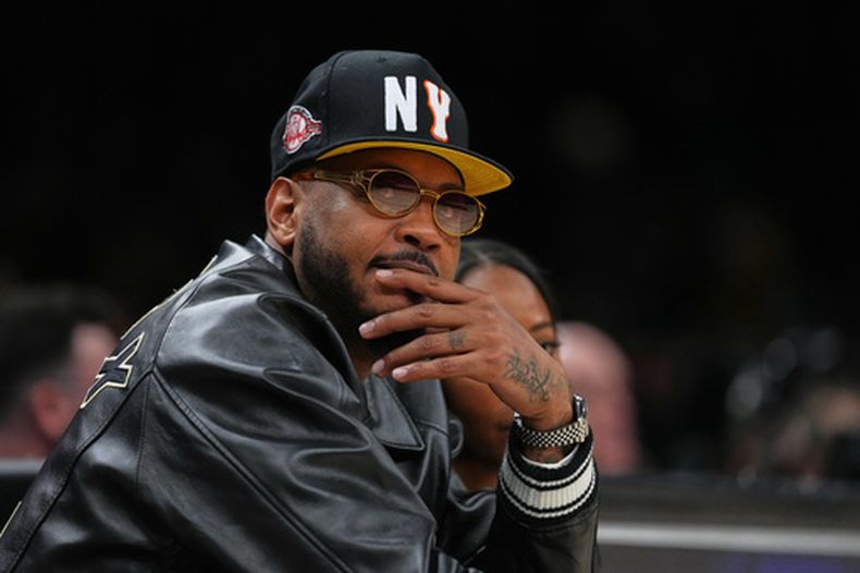 ARCHIVO - Foto del 2 de marzo del 2026, el exjugador Carmelo Anthony asiste al encuentro del Mist BC ante Breeze del torne femenino de 3 x 3. (AP Foto/Frank Franklin II, Archivo)