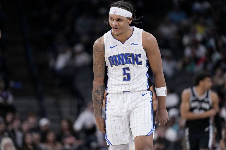 Paolo Banchero, alero del Magic de Orlando, festeja un enceste ante los Spurs de San Antonio, en el duelo del miércoles 31 de enero de 2024 (AP Foto/Eric Gay)