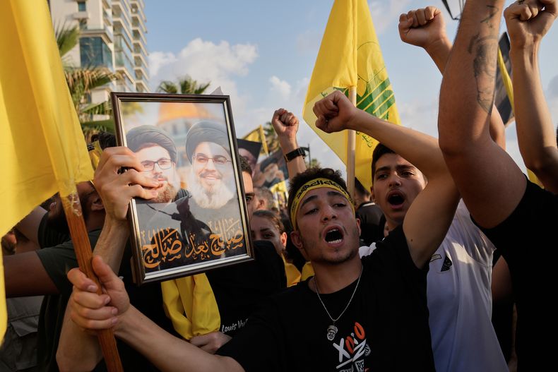 Partidarios de Hezbollah corean eslóganes durante un acto para conmemorar el aniversario del asesinato del líder del grupo político-paramiliar, Sayyed Hassan Nasrallah, en Beirut, Líbano, el 25 de septiembre de 2025. (AP Foto/Hussein Malla)