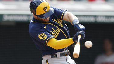 Owen Miller de los Cerveceros de Milwaukee pega un doble de una carrera frente al relevista de los Guardianes de Cleveland Trevor Stephan en la décima entrada del domingo 25 de junio del 2023. (AP Foto/Ron Schwane)