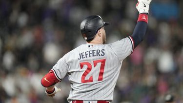 Ryan Jeffers, de los Mellizos de Minnesota, festeja tras conectar un jonrón solitario en el juego del viernes 29 de septiembre de 2023 (AP Foto/David Zalubowski)