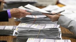 Trabajadores electorales procesan papeletas para las elecciones generales de 2024, el martes 5 de noviembre de 2024, en Milwaukee. (AP Foto/Morry Gash)