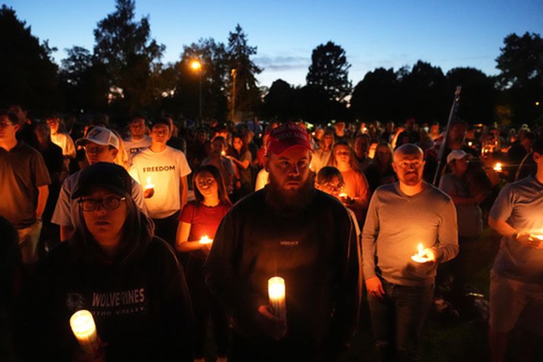 ARCHIVO - Carly Jenkins, izquierda, y Alex Thomson, centro, presentan sus condolencias junto con otras personas durante una vigila en honor a Charlie Kirk el 12 de septiembre de 2025, en Provo, Utah. (AP Foto/Lindsey Wasson, Archivo)