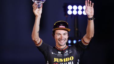Primoz Roglic de Jumbo-Visma celebra su tercer lugar en la Vuelta a España en el Hipódromo de la Zarzuela en Madrid el 17 de septiembre del 2023. (AP Foto/Manu Fernandez)
