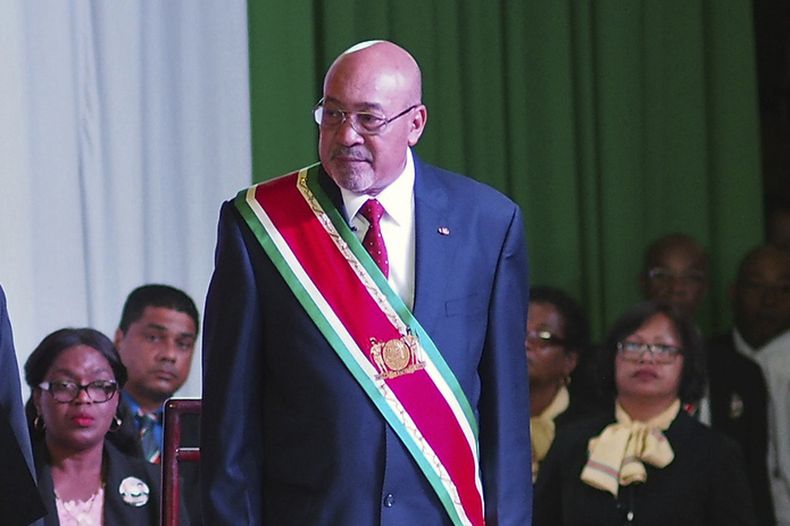 El presidente de Surinam Desi Bouterse asiste a su ceremonia de juramentación en Paramaribo, Surinam, el 12 de agosto del 2015. (Foto AP/Ertugrul Kilic)