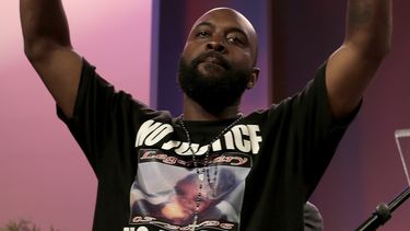 americateve | Michael Brown alza los brazos durante una manifestaci&oacute;n en la Iglesia Greater Grace el domingo, 17 de agosto del 2014, por su hijo Michael Brown Jr. que fue muerto a tiros por un polic&iacute;a en Ferguson, Missouri. (Foto AP/Charlie Riedel)