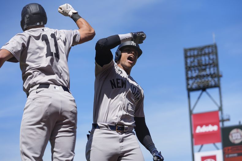 El domincano de los Yankees de Nueva York, Juan Soto (derecha) celebra junto a Anthony Volpe luego de pegar un cuadrangular de dos carreras ante los Gigantes de San Francisco durante la novena entrada, el domingo 2 de junio de 2024, en San Francisco. (AP Foto/Godofredo A. Vásquez)