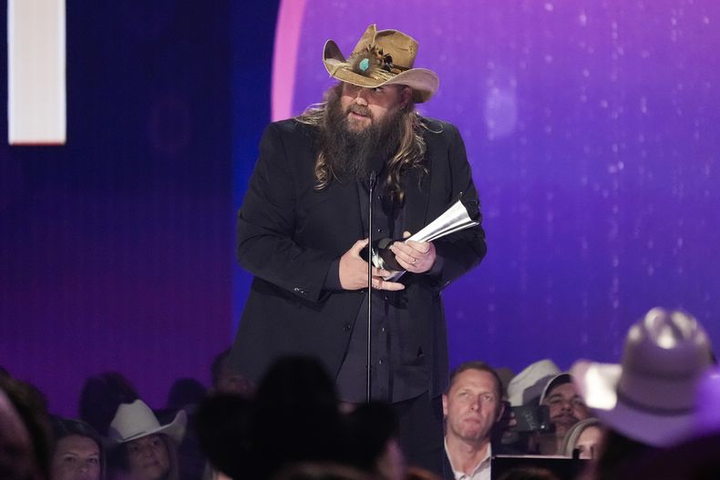 Chris Stapleton acepta el premio al artista masculino del año durante la 59a edición anual de los Premios de la Academia de Música Country el jueves 16 de mayo de 2024 en el Ford Center en Frisco, Texas. (Foto AP/Chris Pizzello)