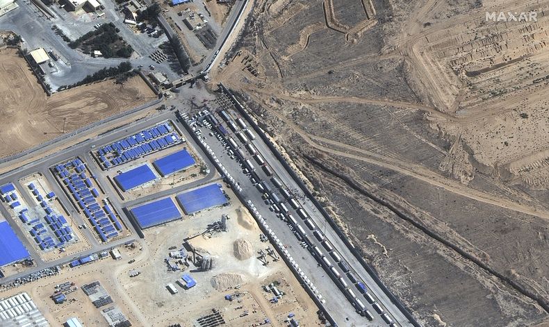 Esta imagen facilitada por Maxar Technologies muestra camiones de ayuda esperando en el lado egipcio del paso fronterizo de Rafah el viernes 20 de octubre de 2023. (Satellite image ©2023 Maxar Technologies via AP)