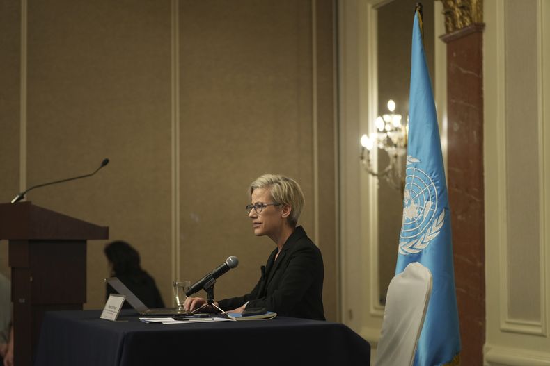 La Relatora Especial sobre la Independencia de los magistrados y abogados de Naciones Unidas, Margaret Satterthwaite, en una conferencia de prensa al terminar su visita de dos semanas, en Ciudad de Guatemala, el viernes 23 de mayo de 2025. (AP Foto/Moisés Castillo)