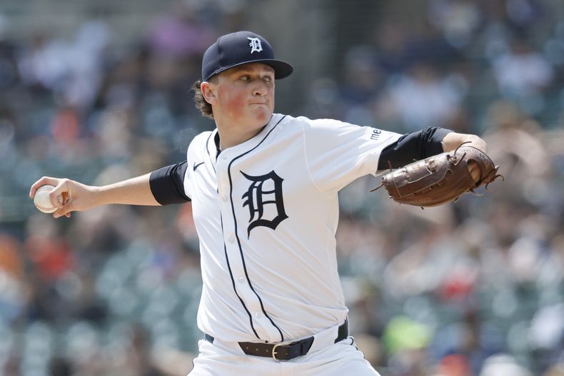 El abridor de los Tigres de Detroit Reese Olson lanza en la cuarta entrada ante los Padres de San Diego en el encuentro del miércoles 23 de abril del 2025. (AP Foto/Duane Burleson)