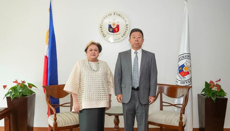 En esta imagen publicada por la Oficina para Diplomacia Exterior del Departamento Filipino de Exteriores, la secretaria de Exteriores, Ma. Theresa Lazaro, a la izquierda, posa con el embajador chino, Jing Quan que fue citado en el departamento en Manula, el lunes 19 de octubre de 2026. (Departamento Filipino de Exteriores para Diplomacia Exterior via AP)