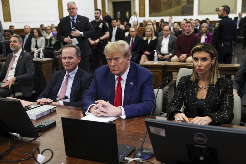El expresidente estadounidense Donald Trump, con los abogados Christopher Kise y Alina Habba, en el juicio por fraude civil de la Organización Trump en la Corte Suprema del estado de Nueva York, el 11 de enero de 2024. (Shannon Stapleton/Pool Photo vía AP, archivo)