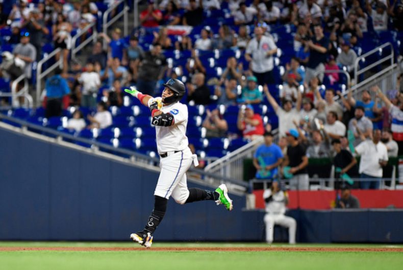El dominicano Heriberto Hernández, de los Marlins de Miami, recorre las bases luego de conectar un jonrón ante los Nacionales de Washington, el sábado 22 de agosto de 2026 (AP Foto/Michael Laughlin)