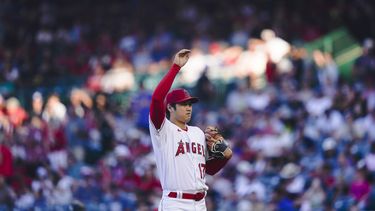 El japonés Shohei Ohtani, de los Angelinos de Los Ángeles, estira un brazo tras hacer un lanzamiento en el juego ante los Marineros de Seattle, el jueves 3 de agosto de 2023 (AP Foto/Ryan Sun)
