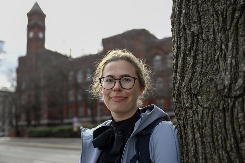 Sydney Smith, quien perdió su empleo debido a los recortes ordenados por el presidente estadounidense Donald Trump, frente a la sede del Servicio Forestal en Washington el 6 de marzo del 2025.. (AP foto/John McDonnell)