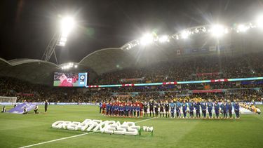 En foto del 31 de julio del 2023, las jugadoras de Canadá y Australia alineadas antes del encuentro de la Copa Mundial femenina. (AP Foto/Hamish Blair)