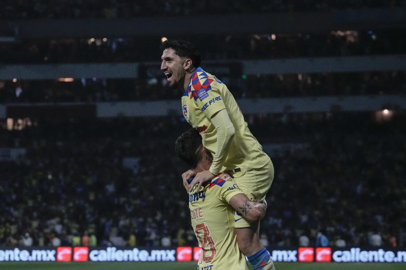 Diego Valdes, jugador del América y Cristian Calderon celebra tras el gol de Israel Reyes en el duelo de vuelta de la semifinal del fútbol mexicano en el Estadio Azteca el sábado 18 de mayo del 2024. (AP Foto/Eduardo Verdugo)