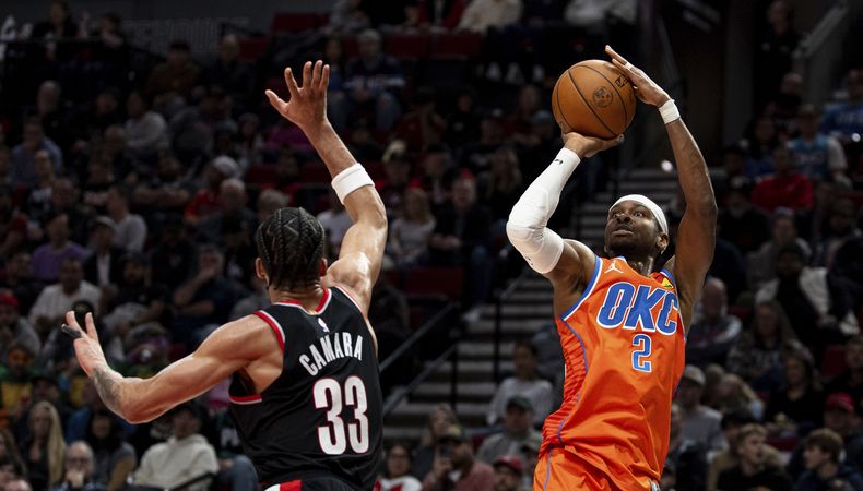Shai Gilgeous-Alexander, del Thunder de Oklahoma City, dispara frente a Toumani Camara, de los Trail Blazers de Portland, el viernes 1 de noviembre de 2024 (AP Foto/Howard Lao)