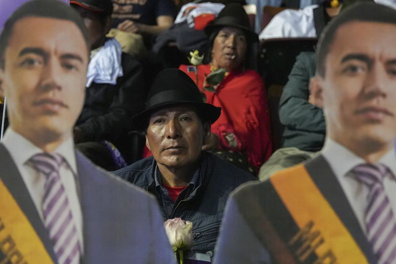 Partidarios del actual presidente de Ecuador y candidato a la reelección Daniel Noboa le vitorean durante un acto de campaña en Quito, Ecuador, el miércoles 9 de abril de 2025. (AP Foto/Carlos Noriega)