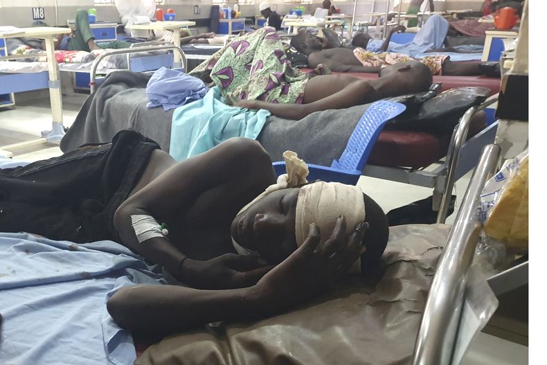 Víctimas heridas de un atentado cometido por una atacante suicida recibe atención médica en un hospital de Maiduguri, Nigeria, el domingo 30 de junio de 2024. (AP Foto/Joshua Omiri)