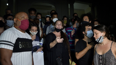 tania bruguera pide al ministerio de cultura proteger y no censurar a los artistas