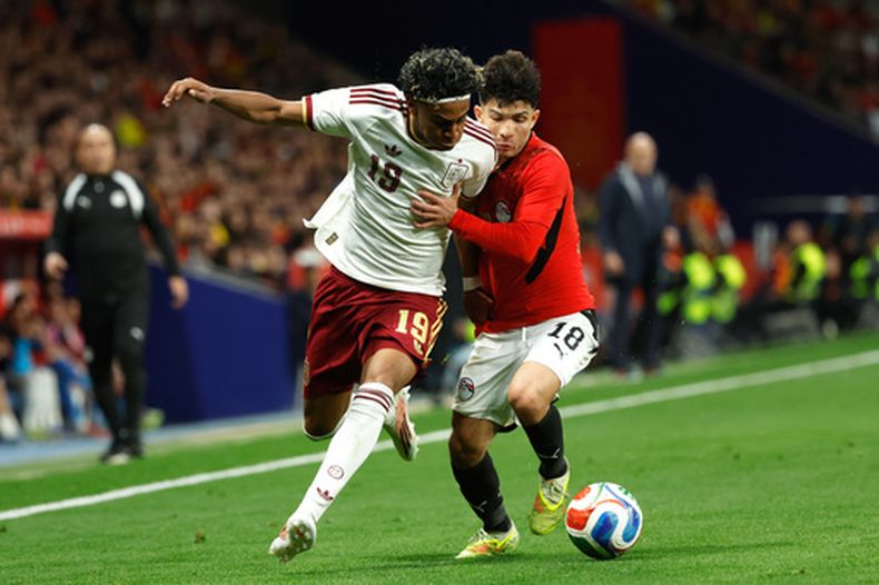 ARCHIVO - El delantero español Lamine Yamal (izquierda) pugna por el balón con el egipcio Islam Issa durante un partido amistoso, el martes 31 de marzo de 2026, en Barcelona. (AP Foto/Joan Monfort)