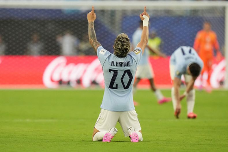 Maxi Araujo celebra tras anotar el gol de Uruguay en el empate 1-1 contra Arabia Saudí por el Grupo H del Mundial, el lunes 15 de junio de 2026, en Miami Gardens, Florida. (AP Foto/Lynne Sladky)