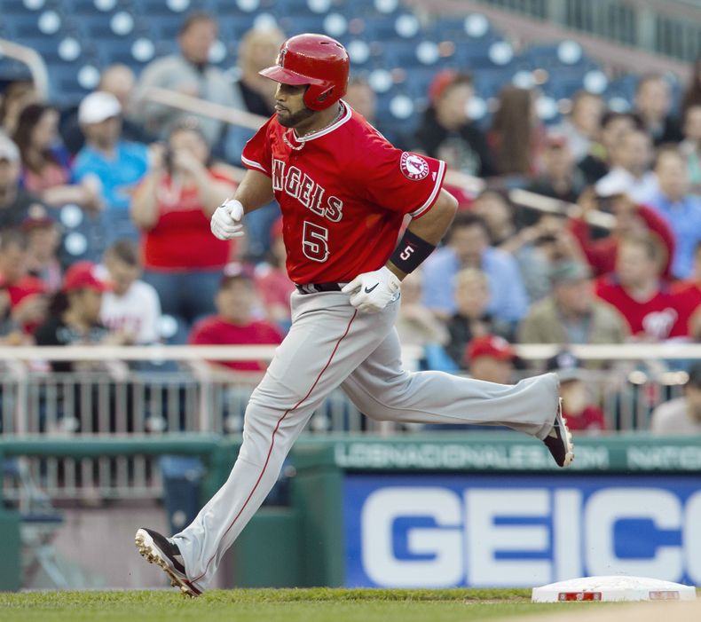 El dominicano Albert Pujols, de los Angelinos de Los Angeles, da vuelta por la antesala, luego de conectar su jonr&oacute;n n&uacute;mero 499, el martes 22 de abril de 2014, frente a los Nacionales de Washington (AP Foto/Pablo Mart&iacute;nez Monsiv&aacut