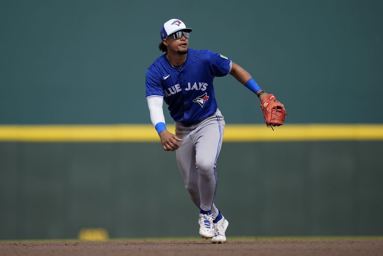 El tercera base dominicano de los Azulejos de Toronto Santiago Espinal observa un elevado en la sexta entrada del juego de exhibición ante los Piratas de Pittsburgh el martes 5 de marzo del 2024. (AP Foto/Charlie Neibergall)