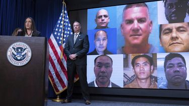 La subdirectora del Servicio de Control de Inmigración y Aduanas de Estados Unidos (ICE, por sus siglas en inglés) Madison Sheahan, junto con el director interino de ese organismo, Todd Lyons, habla en una conferencia de prensa en las oficinas generales del ICE en Washington, el miércoles 21 de mayo de 2025. (AP Foto/Jose Luis Magana)