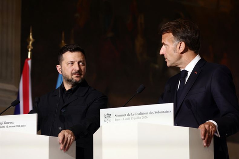 El presidente de Ucrania, Volodymyr Zelensky, a la izquierda, y el presidente de Francia, Emmanuel Macron, hablan en una conferencia de prensa tras la cumbre de la Coalición de los Dispuestos sobre garantías de seguridad a Ucrania, en París, el lunes 13 de julio de 2026. (Teresa Suarez/Pool Foto via AP)