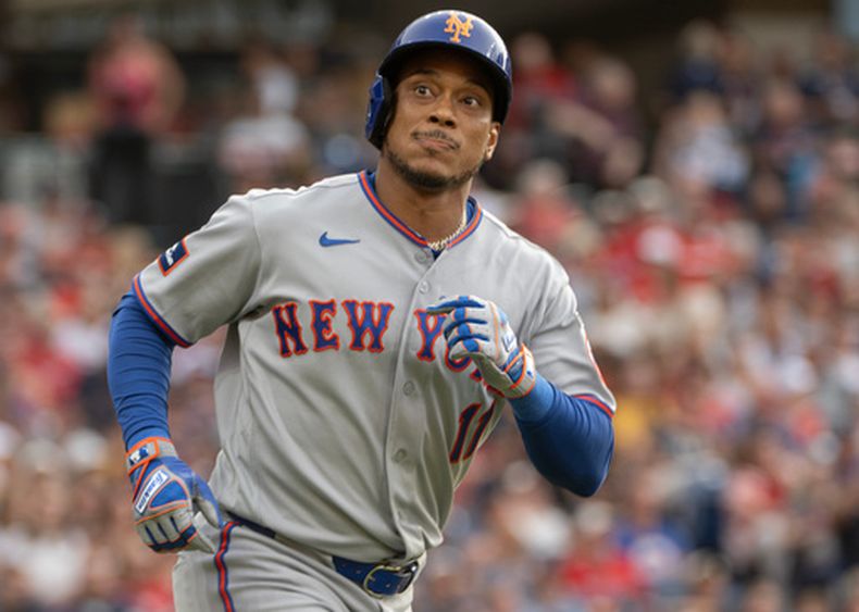 El infielder de los Mets de Nueva York, Jorge Polanco, se dirige a la primera base tras conectar un jonrón solitario ante el abridor de los Guardianes de Cleveland, Tanner Bibee, durante la tercera entrada de un partido de béisbol, el miércoles 5 de agosto de 2026, en Cleveland. (Foto AP/Phil Long)