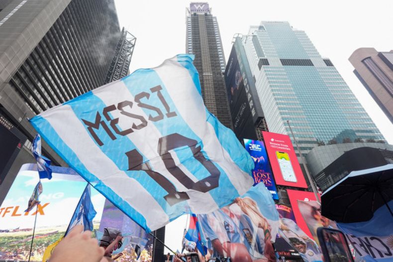 Aficionados argentinos se reúnen la víspera a la final de la Copa Mundial en Times Square, Nueva York, el sábado 18 de julio del 2026. (AP Foto/Frank Franklin II)