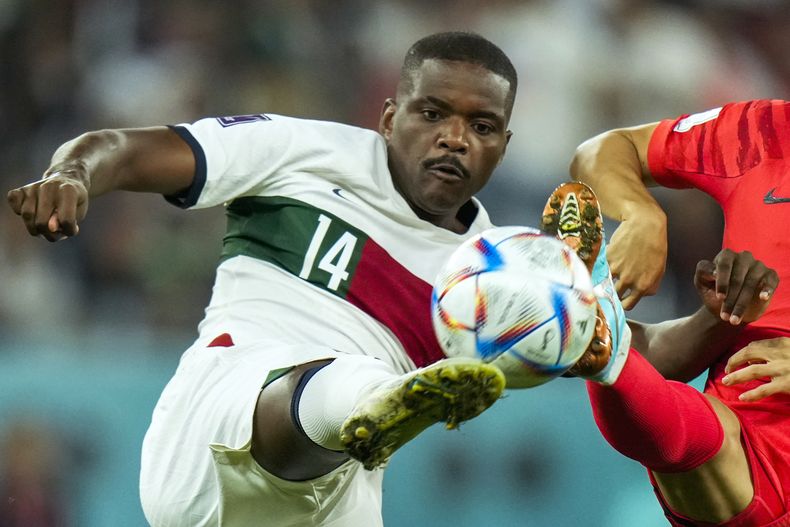 ARCHIVO - William Carvalho, de Portugal, trata de controlar un balón en el encuentro del Mundial ante Corea del Sur, el viernes 6 de diciembre de 2022, en Rayan, Qatar (AP Foto/Francisco Seco, archivo)