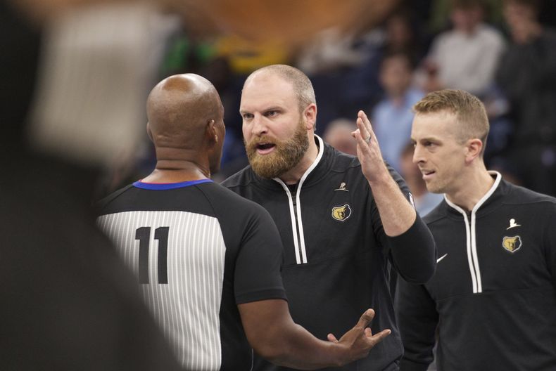 El entrenador de los Grizzlies de Memphis Taylor Jenkins discute con el árbitro Derrick Collins tras la expulsión del alero Jaren Jackson Jr. durante la 2da mitad del juego del In-Season de la NBA ante los Jazz de Utah el viernes 10 de noviembre de 2023, en Memphis, Tennessee. (AP Photo/Nikki Boertman)