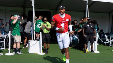 El quarterback Jalen Hurts de los Eagles de Filadelfia previo a un entrenamiento de pretemporada, el miércoles 29 de julio de 2026, en Filadelfia. (AP Foto/Chris Szagola)