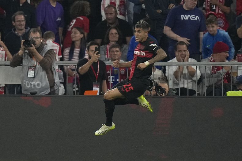 Exequiel Palacios celebra tras anotar un gol para el Bayer Leverkusen en el partido contra Bayern Múnich en la Bundesliga, el viernes 15 de septiembre de 2023, en Múnich. (AP Foto/Matthias Schrader)