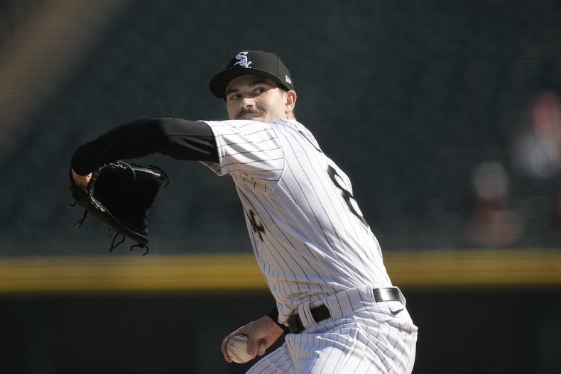 Dylan Cease, abridor de los Medias Blancas de Chicago, lanza en el primer juego de una doble tanda ante los Reales de Kansas City, el martes 12 de septiembre de 2023 (AP Foto/Charles Rex Arbogast)