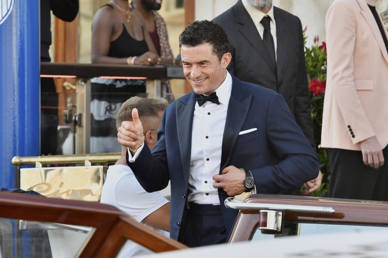 Orlando Bloom sale de un hotel previo a la boda de Jeff Bezos y Lauren Sanchez, en Venecia, Italia, el viernes 27 de junio de 2025. (Foto AP/Luigi Costantini)