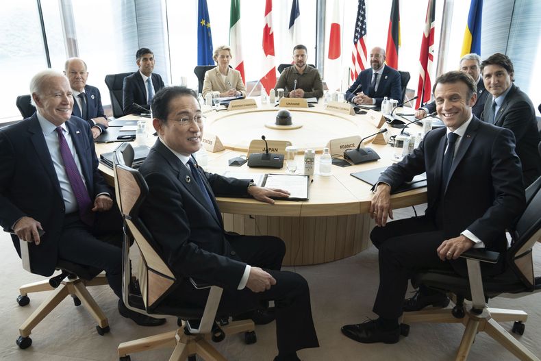 El presidente ucraniano Volodymyr Zelenskyy, centro al frente, se une a mandatarios del G7 en una sesión en el último día de la cumbre del grupo en Hiroshima, Japón, el domingo 21 de mayo de 2023. De izquierda a derecha: el primer ministro japonés Fumio Kishida, el presidente estadounidense Joe Biden, el canciller alemán Olaf Scholz, el primer ministro británico Rishi Sunak, la presidenta de la Comisión Europea Ursula von der Leyen, Zelenskyy, el presidente del Consejo Europeo Charles Michel, el embajador italiano en Japón Gianluigi Benedetti, el primer ministro canadiense Justin Trudeau y el presidente francés Emmanuel Macron. (Stefan Rousseau/Pool vía AP)