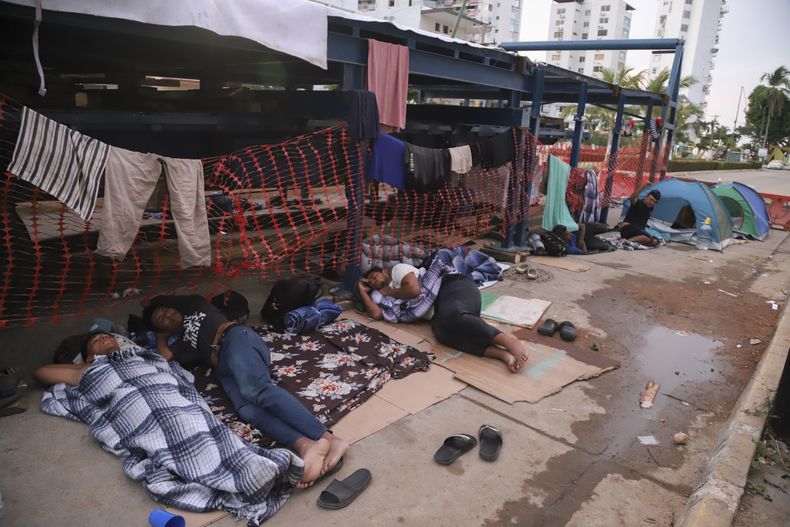 Migrantes durmiendo en un lado de una calle de Acapulco, México, el lunes 6 de enero de 2025. (AP Foto/Bernardino Hernández)