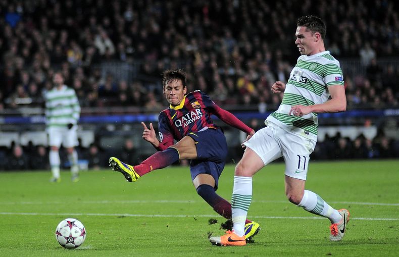 El jugador del Barcelona, Neymar, izquierda, remata el bal&oacute;n en un partido contra Celtic por la Liga de Campeones el mi&eacute;rcoles, 11 de diciembre de 2013, en Barcelona, Espa&ntilde;a. (AP Photo/Manu Fernandez)